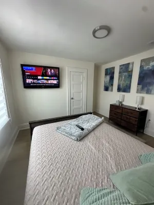 Charming 2-bedroom house in serene Easton with WiFi, AC Société d’Honneur Plaza 주변 호텔