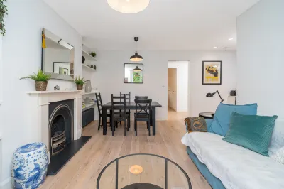 Joivy Stylish 2-Bed Flat W/ Private Garden in Notting Hill, Hotels in Notting Hill