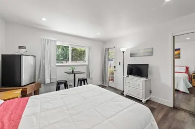 4-bedroom house w/4th room as private separate suite w/POOL Hotels near Westbridge Village
