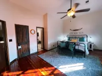 The Landing at Main Street Suites: Cozy apartment in downtown Van Buren, AR