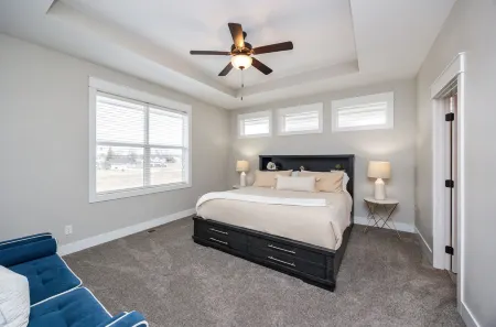 Spacious and clean 4-bedroom townhome in Urbandale with fitness room, WiFi