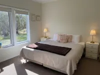Andrea's White House Mini Residence * Sleeps 6 * Relax, Unwind, Reconnect. Hotel a Crackenback