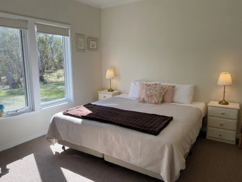 Andrea's White House Mini Residence * Sleeps 6 * Relax & Unwind in Comfort Hoteles en Crackenback