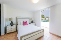 Dorado Beach的五臥室別墅 Rainbow Shops附近的飯店
