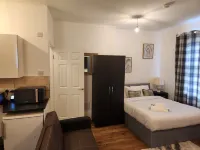 Immaculate 1-Bed Apartment in Greenhithe Hotels in Stone