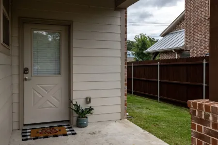 Pet-Friendly Home Near UNT + Downtown Dining Отели рядом с достопримечательностью «Парк Квакертаун»