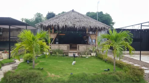 Rumah 500 m² dengan 2 kamar tidur dan 4 kamar mandi pribadi di Cipanas Hotel di Kecamatan Banyuresmi