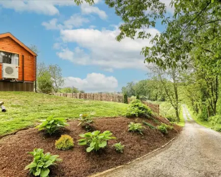 Charming 2-bedroom tiny cabin hot tub camp fire Hotels in Sadsbury Township