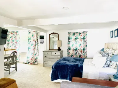Private unique home short 5 minutes walk to the beach and the bay. Hotels near Bumpkin Island
