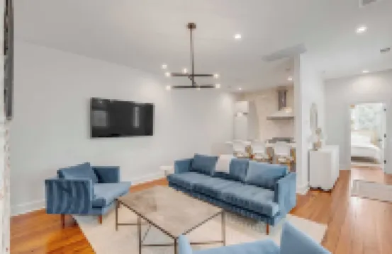 The Philip's Suite, newly renovated 3 Bed/3 EnSuite Bath, 1 Block to King