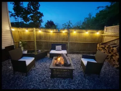 Updated 2 Bedroom with Roof deck and backyard Hotels in 