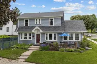 Cozy Corner Cottage- 2 blocks to Lake Michigan. Walk to Deland Park and Beach!