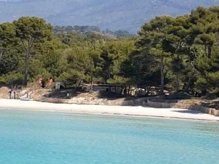 Studio + Jardin à 300m de la Plage et des Commerces, Dans une Propriété Privée Отели в г. Борм-Ле-Мимоза