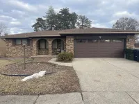 Spacious 4 bedroom 7 beds house with AC, WiFi in welcoming Sterling Heights Hotels near Big Toys