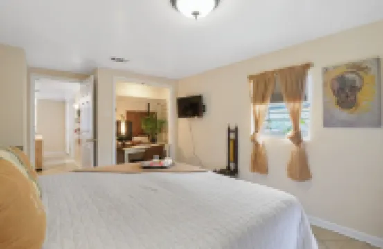 Walk to Jazz Fest- 5 beds, Private Patio, Parking, Grill, King Suite w/TV Hotels near National Square