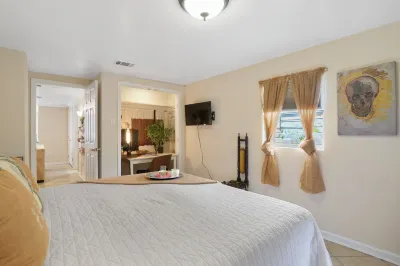Walk to Jazz Fest- 5 beds, Private Patio, Parking, Grill, King Suite w/TV Hotels near Saint John Park