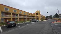 Copley Inn & Suites by OYO Akron Oh - Parking