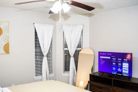 10 Mins Away Cowboy/Ranger Stadium 1b/1b