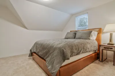 Newly remodeled 1BR/1BA apartment centrally located near top dining/attractions. Hotels in Shadyside