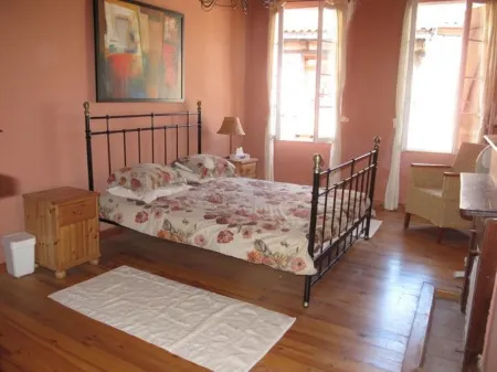 13th Century Townhome Отели в г. Монфланкен