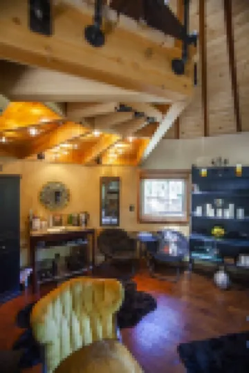 Handcrafted Roundhouse studio & loft. Large sky window + private outdoor shower