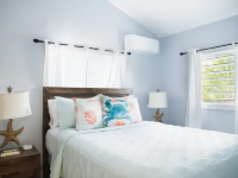 Beachfront Home with Large Deck. Walk to Restaurants.  Near Downtown. Hotels in Northwest