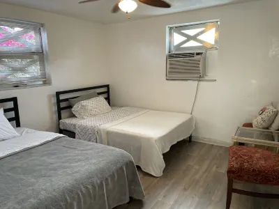 Beautiful Peaceful 1 bedroom duplex 10 minutes from the Pier 머드 홀 섬 주변 호텔