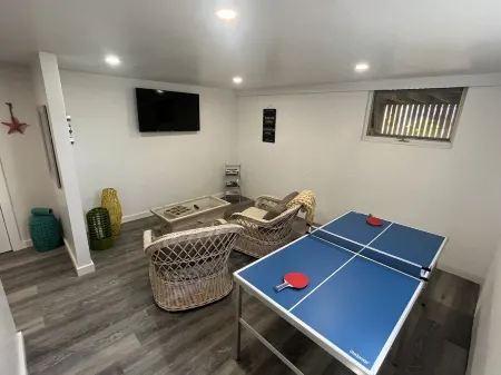 Contemporary cottage with outdoor shower infrared sauna 6 Min drive to the beach