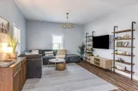 The Periwinkle Cottage, 3BR, 2BA Fort Mill Retreat. Close to Downtown!