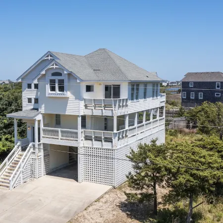 Beautiful House with Hot Tub, One Minute walk to beach