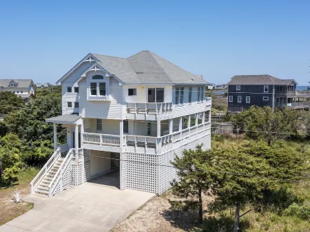 Beautiful House with Hot Tub, One Minute walk to beach Отели в г. Хаттерас