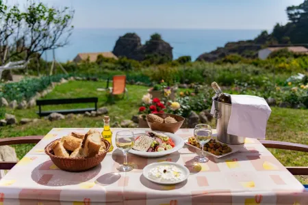 Rainbow apartment A,Pelekas beach,40 meters from the sea