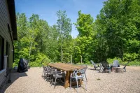 Chalet Orion, Lanaudière, spa, lake access, family-friendly and petfriendly