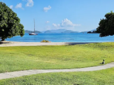 Seaside Charm!! Cozy BEACHFRONT Condo located on Sapphire Beach steps to thesand Hoteles en Santo Tomás