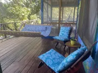 Amazing Jungle Tree House right over the river with bikes and canoe Hotel a Burrell Boom