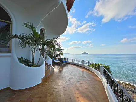 Beach Front, Amazing, Private Home