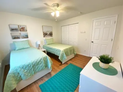 NEW Sunshine Gorgeous- 3BD/2BA -Private Backyard! Hotel dekat W.I.S.E Private School