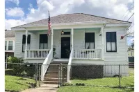 Family / Pet-friendly! Blocks from beach. Full kitchen, huge bathroom and deck!