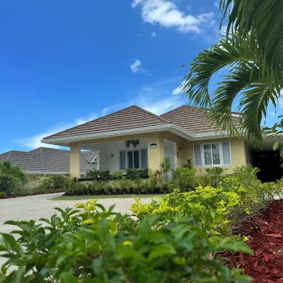 Opal Villa @ The Crest Luxury 4-Bedroom Getaway with Pool & Private Beach Access