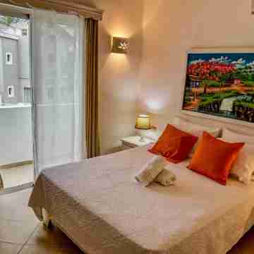 Cozy Apartment with 24/7 pool - 5-10 min walk to Beach, Clubs, activities! Rooms