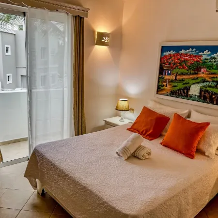 Cozy Apartment with 24/7 pool - 5-10 min walk to Beach, Clubs, activities!