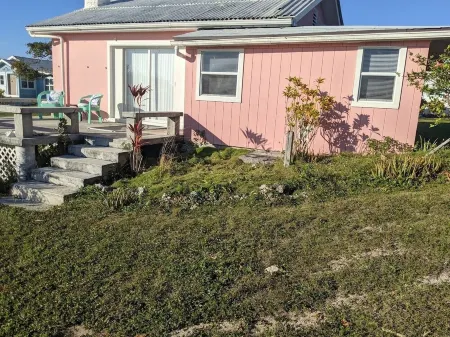 Adorable Pink Cottage-Ocean Front on Coco Bay with a Dock. 25% Fall Discount!