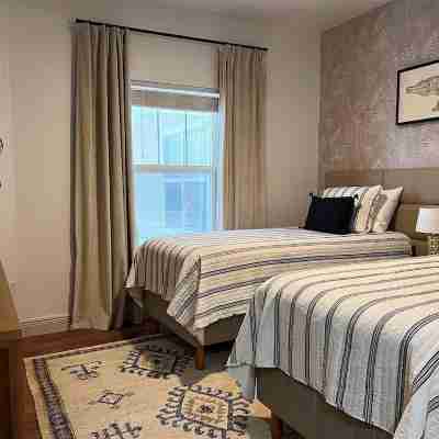Amazing Location!  Alberts Place @ Midtown w/parking Walk to UF and the Stadium. Rooms