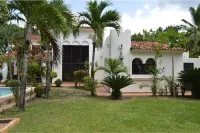 Luxury Beachfront House with pool/ beachfront Hotel a 