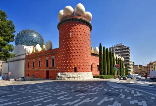 T2 with large terrace overlooking port, canal, sea. Shops, restaurants, beach on foot