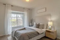 Stylish Entire Townhome w/ greenspace throughout!! Serene! Interstate Bridge 주변 호텔