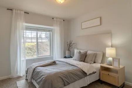 Stylish Entire Townhome w/ greenspace throughout!! Serene! Отели рядом с достопримечательностью «Interstate Bridge»