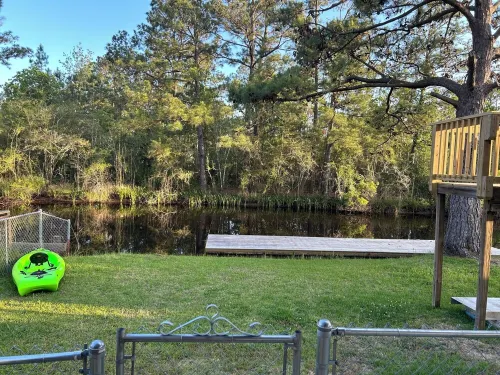 Bay Breeze Bliss~ Hot Tub, Bar & Canal~ 5mi To Beach!