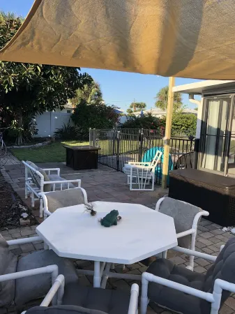 Steps from the beach. This Beach House is a comfy user friendly home. Отели рядом с достопримечательностью «Sugar Mill Country Club»