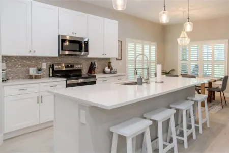 New, charming 3-bedroom home with pool Отели рядом с достопримечательностью «Venice Myakka River Park»